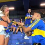 A football fan wins back his ex-girlfriend with a surprise ring and public gesture at a Boca Juniors game, sparking excitement and envy across social media.