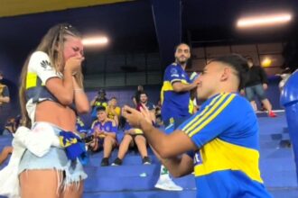 A football fan wins back his ex-girlfriend with a surprise ring and public gesture at a Boca Juniors game, sparking excitement and envy across social media.