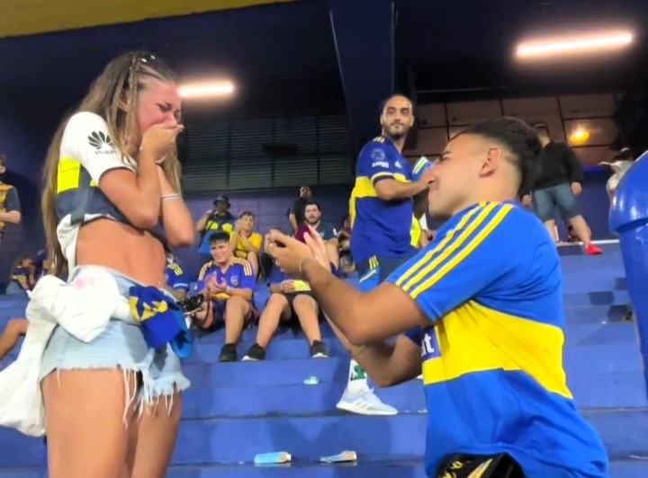 A football fan wins back his ex-girlfriend with a surprise ring and public gesture at a Boca Juniors game, sparking excitement and envy across social media.