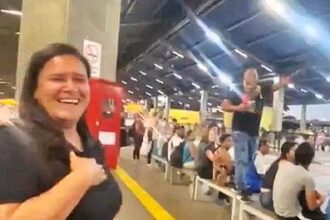 A devoted husband surprised his wife at a busy bus station on their anniversary, declaring his love in front of commuters before sharing a heartfelt embrace and kiss.