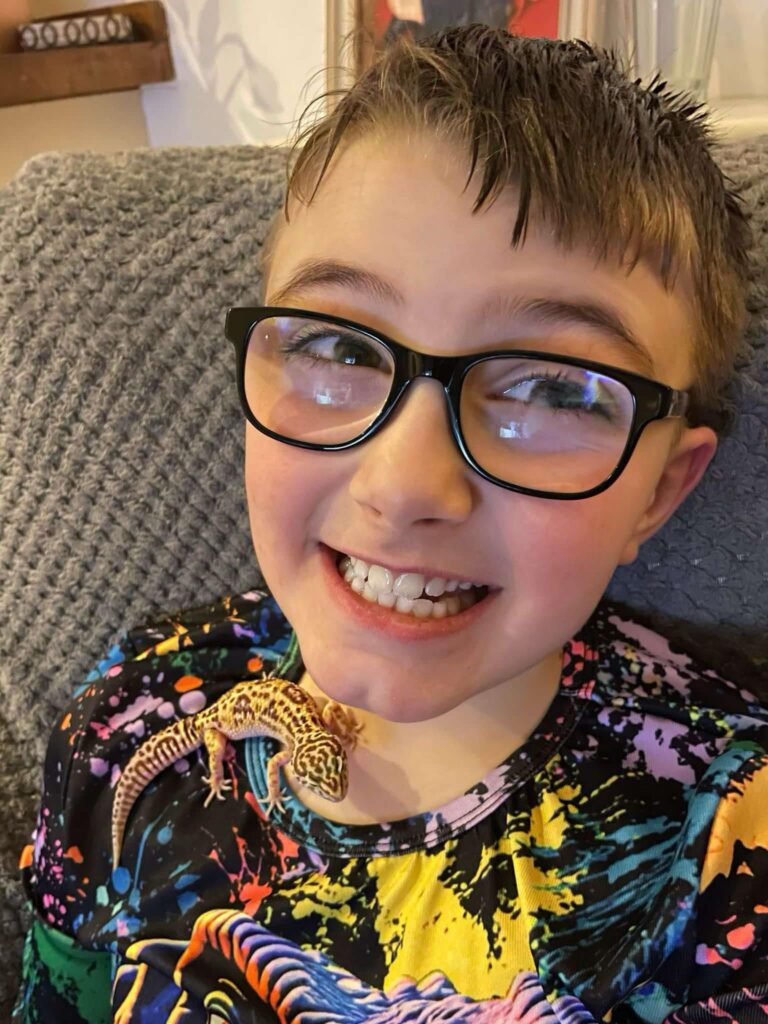 A mum was overwhelmed after strangers raised £180 to help her son buy pet geckos when he lost his £250 birthday money on a shopping trip.