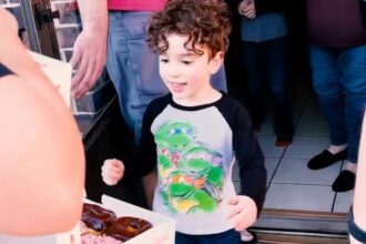 A little boy in Oklahoma called 911 for "emergency donuts," and police hilariously delivered a box to his door, making his day with sweet treats.