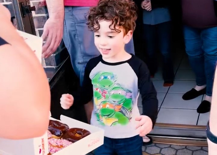 A little boy in Oklahoma called 911 for "emergency donuts," and police hilariously delivered a box to his door, making his day with sweet treats.