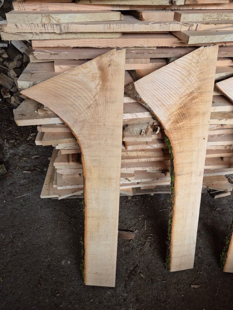 Blenheim Estate helps save Ireland’s national sport by supplying wood for thousands of hurleys amid ash dieback crisis. See how historic trees are making history!