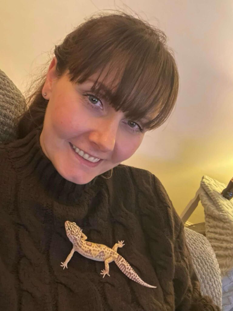 A mum was overwhelmed after strangers raised £180 to help her son buy pet geckos when he lost his £250 birthday money on a shopping trip.