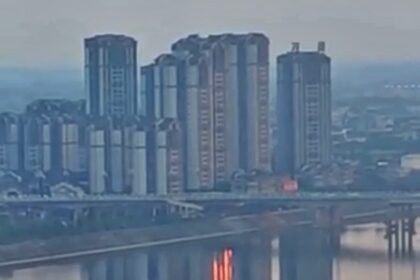 A sunset illusion at Yimeng Lake made it appear a building was on fire, with rippling water reflecting moving flames despite no actual emergency on April 20.