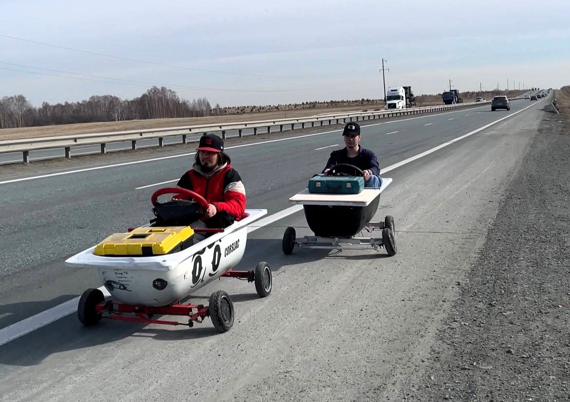 A group of men were filmed racing motorised bathtubs through Russian cities, complete with wheels and steering, leaving stunned onlookers calling it “Formula 0” and “a normal day.”