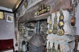 An abandoned house in Camelford, Cornwall, filled with brass belts and vintage decor, was found untouched since 2020, offering a haunting glimpse into a life left behind.
