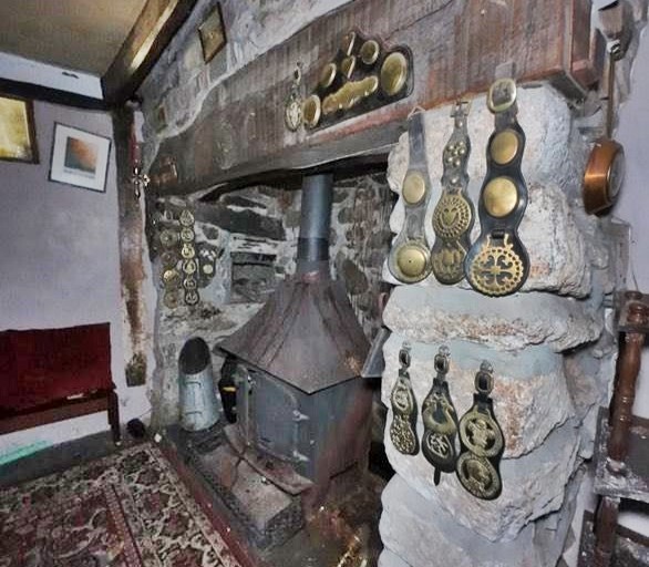 An abandoned house in Camelford, Cornwall, filled with brass belts and vintage decor, was found untouched since 2020, offering a haunting glimpse into a life left behind.