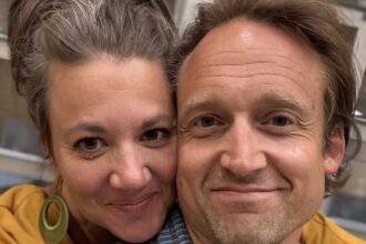 After a job loss, Sharon became the breadwinner while Kerry embraced life as a proud “tradhusband,” transforming their family dynamic and defying traditional Mormon roles.