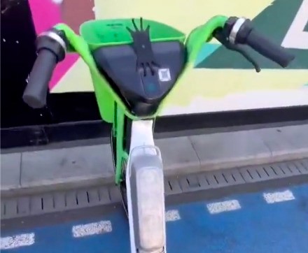 Cyclist Sam Darlaston was stunned to find a full roast dinner sitting loose in a rental e-bike basket outside Battersea Power Station, sparking laughs and confusion online.