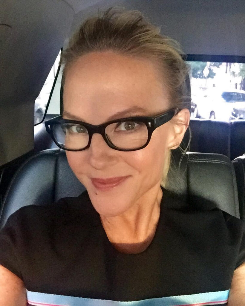 Rachael E Harris, Meghan Markle’s Suits co-star, is charging £1,875 for personalized Cameo videos. Fans praise her heartfelt, minute-long greetings and celeb-worthy charm.