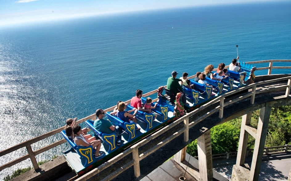 The world’s oldest steel rollercoaster, Montaña Suiza, stopped mid-ride during Spain’s blackout, leaving riders stranded with a sea view and sparking a viral TikTok moment.