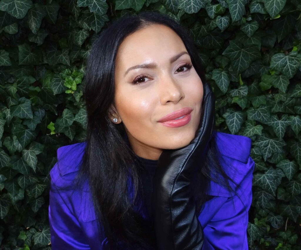 Chloe Gray stunned fellow flyers by bringing a rotisserie chicken on board as hand luggage, calling it her “designer bag” and a savvy, healthy alternative to plane food.