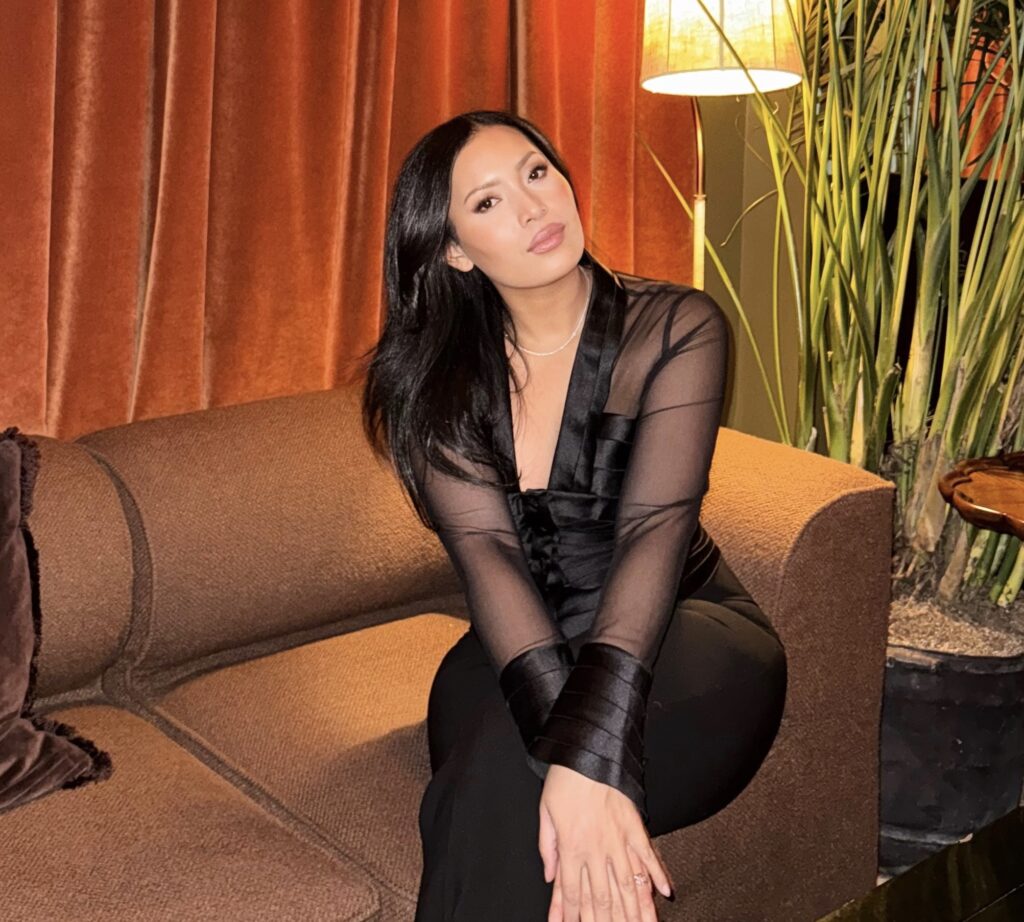 Chloe Gray stunned fellow flyers by bringing a rotisserie chicken on board as hand luggage, calling it her “designer bag” and a savvy, healthy alternative to plane food.
