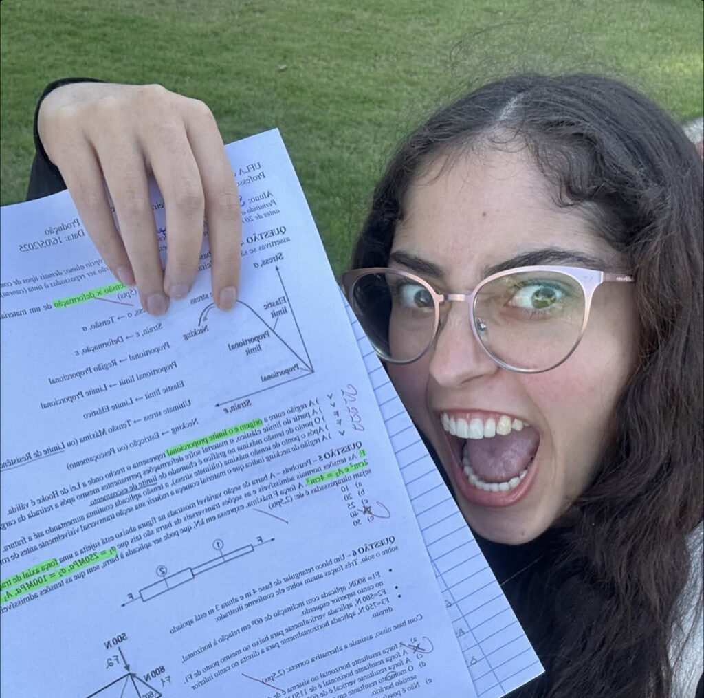 Brazilian student graduates alone after claiming to be only one to pass course - Isadora Rezende celebrates solo with speech, oath and videos to 22K followers.