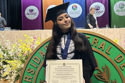 Brazilian student graduates alone after claiming to be only one to pass course - Isadora Rezende celebrates solo with speech, oath and videos to 22K followers.