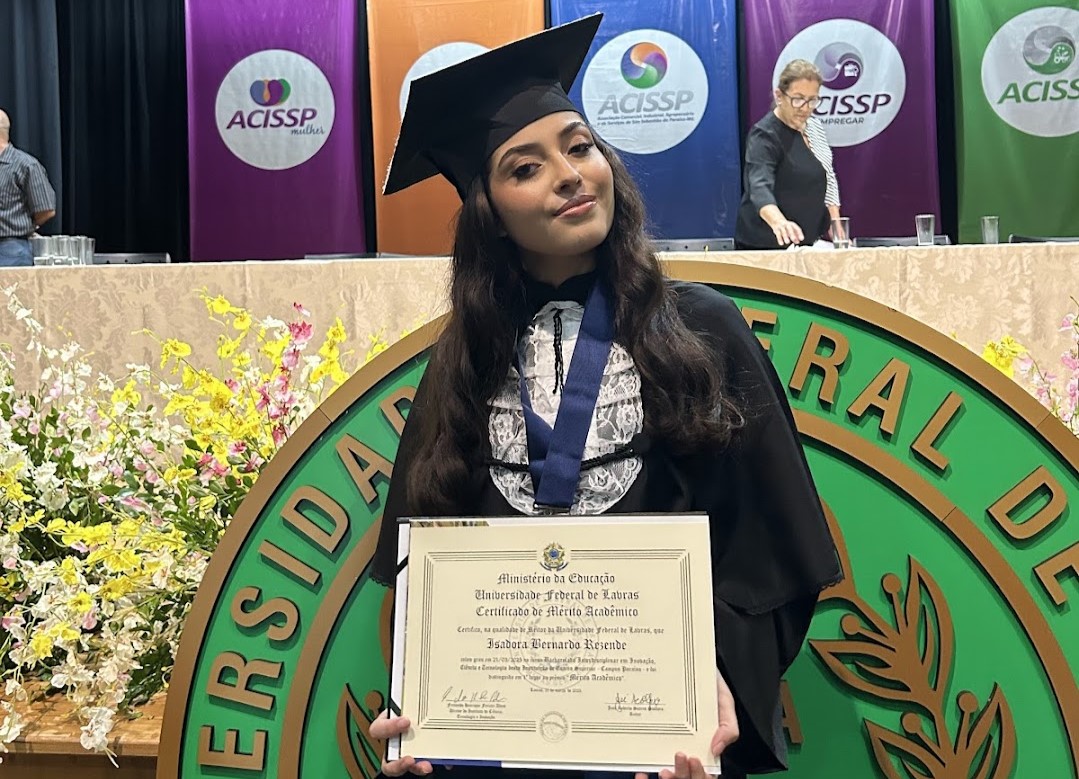 Brazilian student graduates alone after claiming to be only one to pass course - Isadora Rezende celebrates solo with speech, oath and videos to 22K followers.