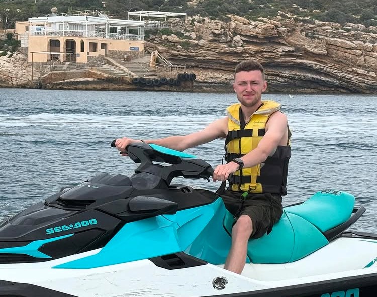 A Brit in Benidorm urges summer tourists to carry cash as many bars now refuse cards, warning visitors to avoid getting caught out by card machine issues.
