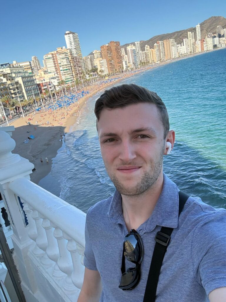 A Brit living in Benidorm warns tourists to avoid Mugger’s Alley, Pueblo Alley and the Yellow Brick Road due to pickpocketing and scams, especially at night.