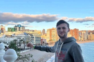 A Brit living in Benidorm warns tourists to avoid Mugger’s Alley, Pueblo Alley and the Yellow Brick Road due to pickpocketing and scams, especially at night.