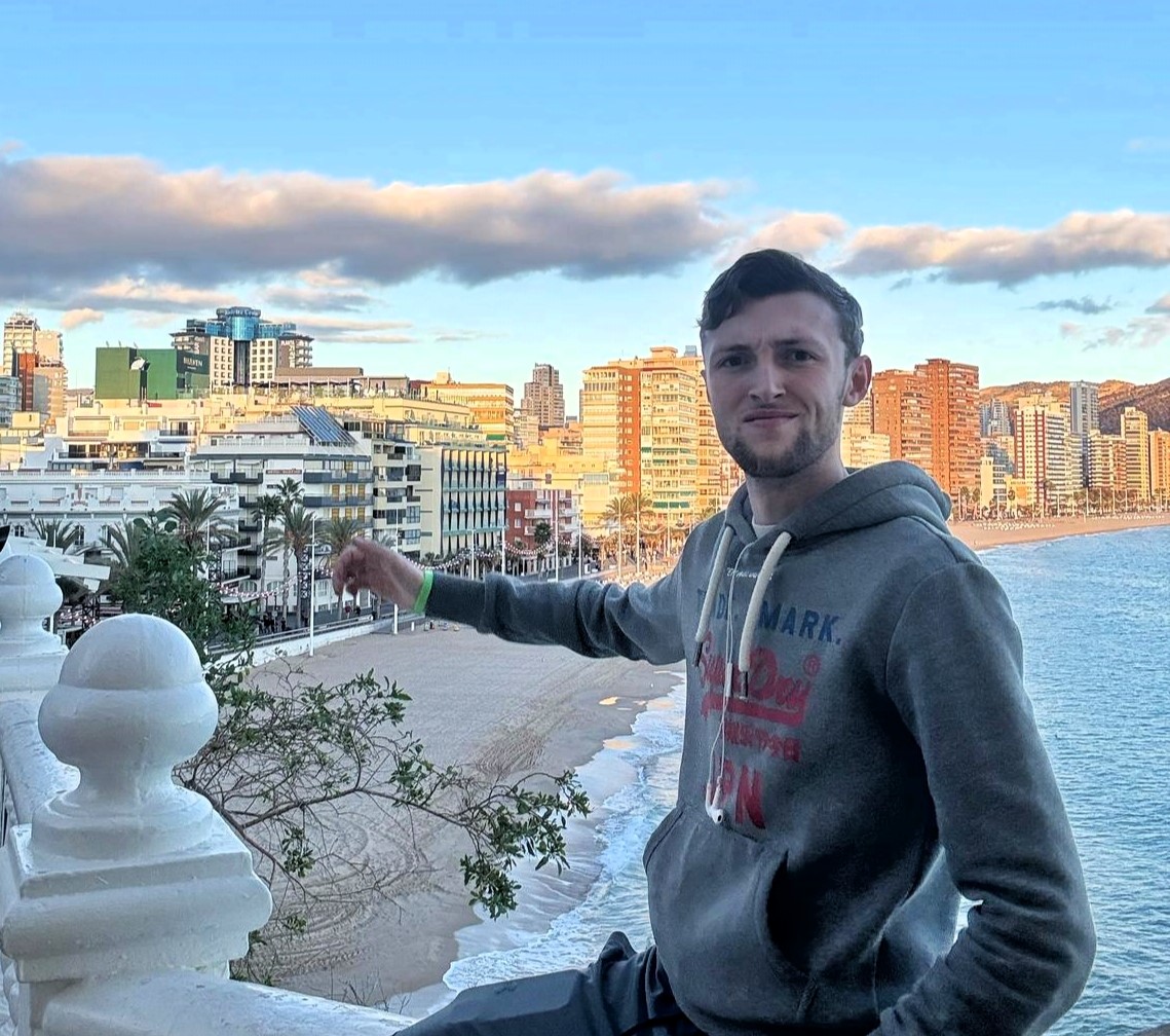 A Brit living in Benidorm warns tourists to avoid Mugger’s Alley, Pueblo Alley and the Yellow Brick Road due to pickpocketing and scams, especially at night.