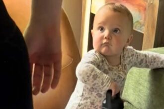 Baby Julia steals hearts in viral video as she hauls heavy water bottle to her mum mid-workout. The 11-month-old’s sweet gesture shows strength, love, and pure determination.
