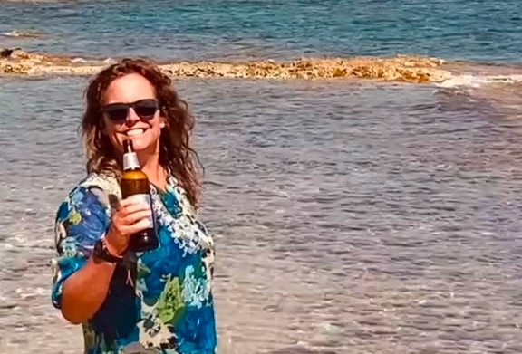 Brit tourist raves over Cyprus beach bar with £2.50 pints, sea views and a friendly pig - calls Riccos in Paphos a must-see gem for visitors to the island.