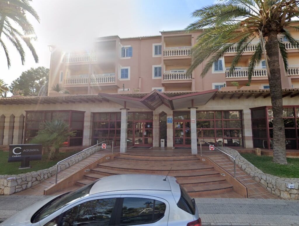 A group of British holidaymakers hilariously foiled a 2am sunbed-saving attempt in Spain by snatching towels left to reserve loungers seven hours before the pool opened.