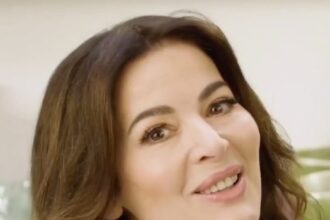 Nigella Lawson adds black pepper to her pavlova base, inspired by her grandfather, and fans are loving the bold twist on this fruity summer dessert.