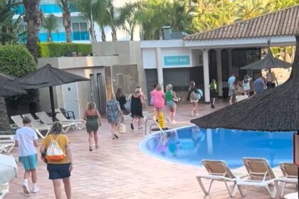 Sunbed chaos erupts at Benidorm’s Sol Pelícanos Ocas hotel, famous for ITV’s Benidorm show, as Brits queue from 7:30am and race for loungers at pool opening.