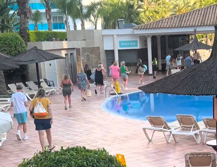 Sunbed chaos erupts at Benidorm’s Sol Pelícanos Ocas hotel, famous for ITV’s Benidorm show, as Brits queue from 7:30am and race for loungers at pool opening.
