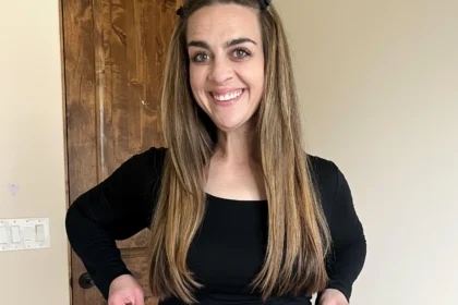 After losing 200lbs, Leah Mancuso spent $50k on skin removal surgery to match her transformation. Her emotional post-op reaction has inspired millions online.