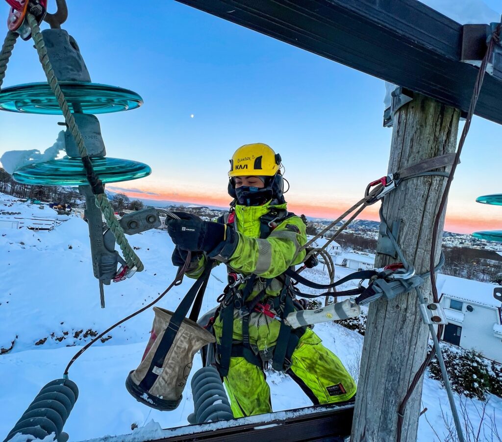 Make-up loving offshore electrician Benedikte Vatne stuns with her unique career. Working just 17 weeks a year, she embraces glam and grit while thriving at sea.