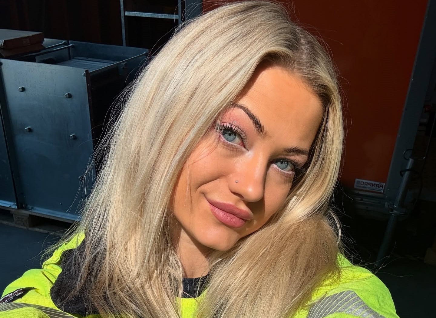 Make-up loving offshore electrician Benedikte Vatne stuns with her unique career. Working just 17 weeks a year, she embraces glam and grit while thriving at sea.