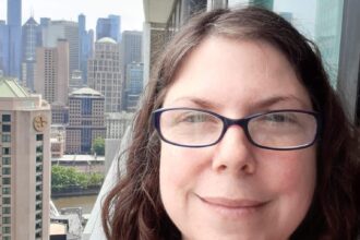 Aussie mum wakes with Chinese accent due to rare brain disorder FAS after losing voice for four days - now faces daily headaches, memory loss and social stigma.
