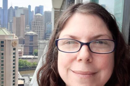 Aussie mum wakes with Chinese accent due to rare brain disorder FAS after losing voice for four days - now faces daily headaches, memory loss and social stigma.