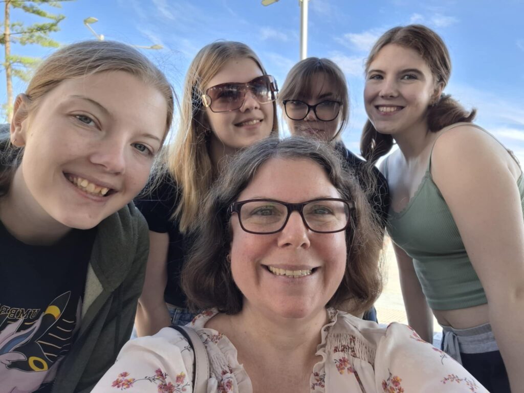 Aussie mum wakes with Chinese accent due to rare brain disorder FAS after losing voice for four days - now faces daily headaches, memory loss and social stigma.