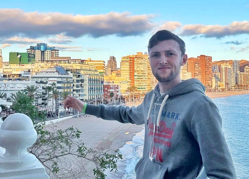 A British expat in Benidorm warns tourists of a rising roadside robbery scam in Spain and urges drivers never to pull over for strangers on highways to avoid being targeted.