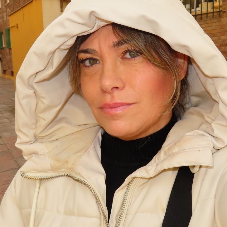 A woman in Málaga hilariously stuck items to her chest to show off the extreme 30C heatwave humidity - her viral TikTok highlights life in Spain’s steamy Costa del Sol.