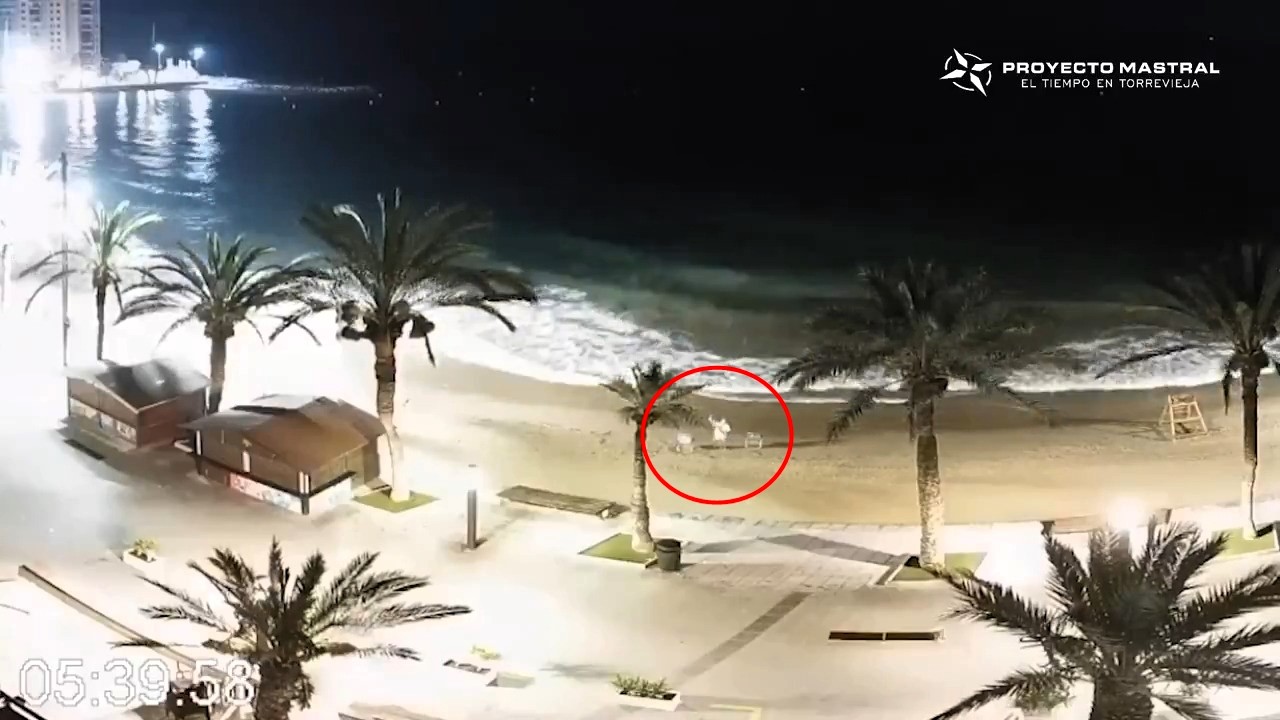 Early bird caught reserving beach spot at 5:36 a.m. on Spain’s El Cura Beach as parasol wars return, with towns issuing fines up to €3,000 for pre-dawn sunbed claims.