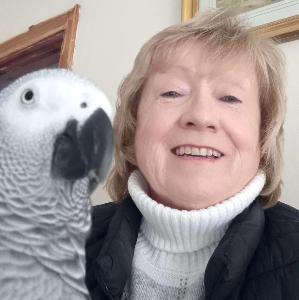 Foul-mouthed parrot Lucky Angel tells vapers to “p*ss off” as he flies into a rage over e-cigs, stunning guests with his no-nonsense attitude and clever outbursts.