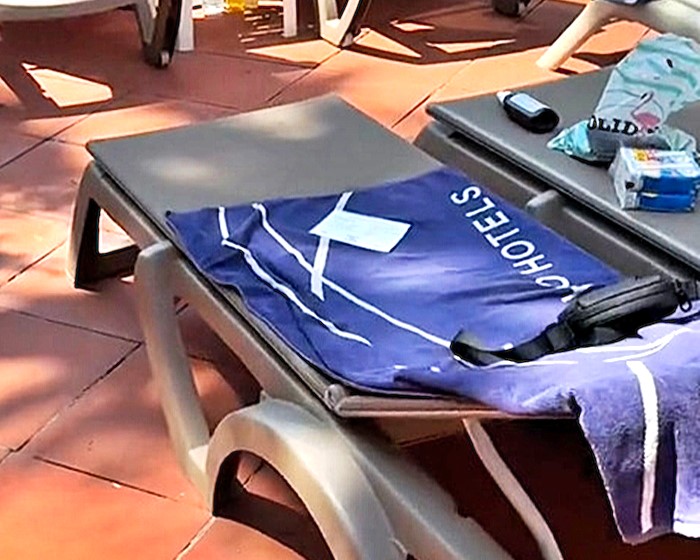 A Brit couple slammed their Salou hotel for unfair sunbed rules after getting a warning for leaving loungers for 30 mins while others were gone for hours unpunished.