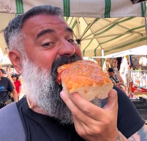 Food blogger Fernando Massana scored a full Italian feast in Palermo for just €5 and warned tourists to avoid traps by steering clear of photo menus and pushy vendors.