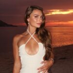 Influencer Djuna Duns was gifted flowers and luxury jewellery by a mystery man in Dubai, sparking concern online over safety and Porta-Potty party rumours linked to the city.