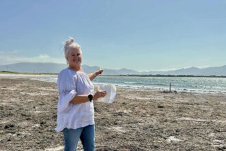 A love note in a wine bottle from Canada washed ashore in Ireland after 13 years and 300,000km - revealing Anita and Brad are now happily married in Newfoundland.