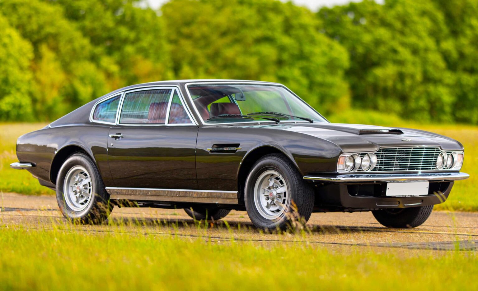 Orlando Bloom’s classic 1971 Aston Martin DBS V8 sold for £63,250, far below its £120,000 guide price, despite its powerful legacy and Hollywood ownership.