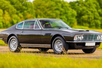 Orlando Bloom’s classic 1971 Aston Martin DBS V8 sold for £63,250, far below its £120,000 guide price, despite its powerful legacy and Hollywood ownership.