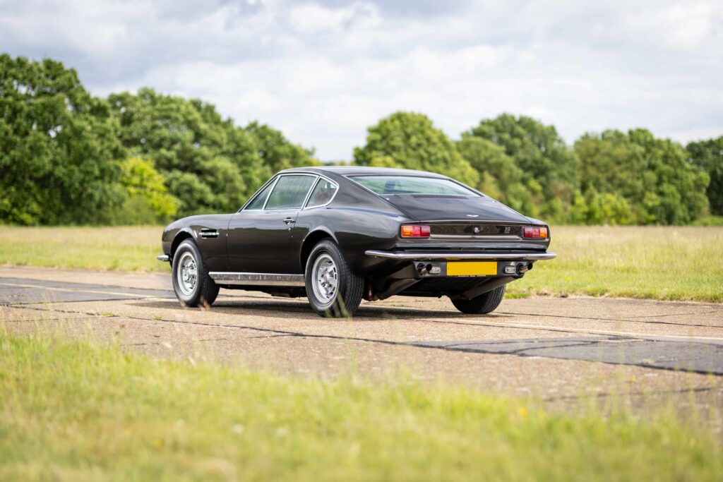 Orlando Bloom’s classic 1971 Aston Martin DBS V8 sold for £63,250, far below its £120,000 guide price, despite its powerful legacy and Hollywood ownership.
