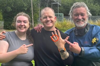 A firefighter who lost his wedding ring while paddleboarding in Bedford was reunited with it thanks to scuba divers he later treated to pints and praised for their swift rescue.
